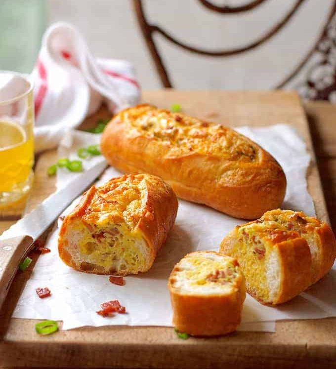 Cheese and Bacon Bread Boats - smells and tastes like a quiche lorraine, but BETTER because it's so fast to make and it's extra crusty!