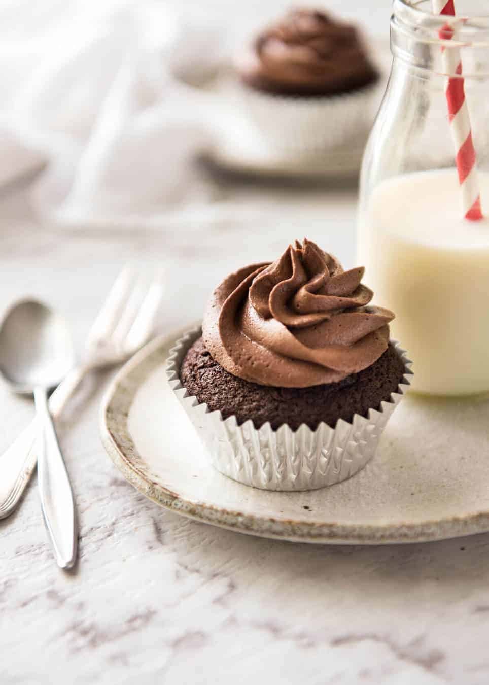 No stand mixer required to make the Best EASY Chocolate Cupcakes. Moist, deeply chocolatey with a tender crumb, these are unbelievably fast & easy. www.recipetineats.com