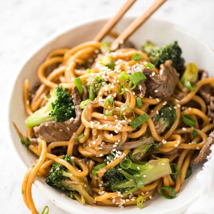 Chinese Beef and Broccoli Noodles - Everybody's favourite Chinese Beef and Broccoli with noodles! recipetineats.com