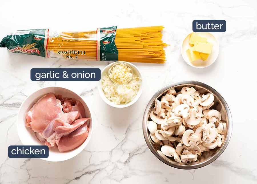 Ingredients im Chicken Tetrazzini - creamy chicken mushroom pasta bake
