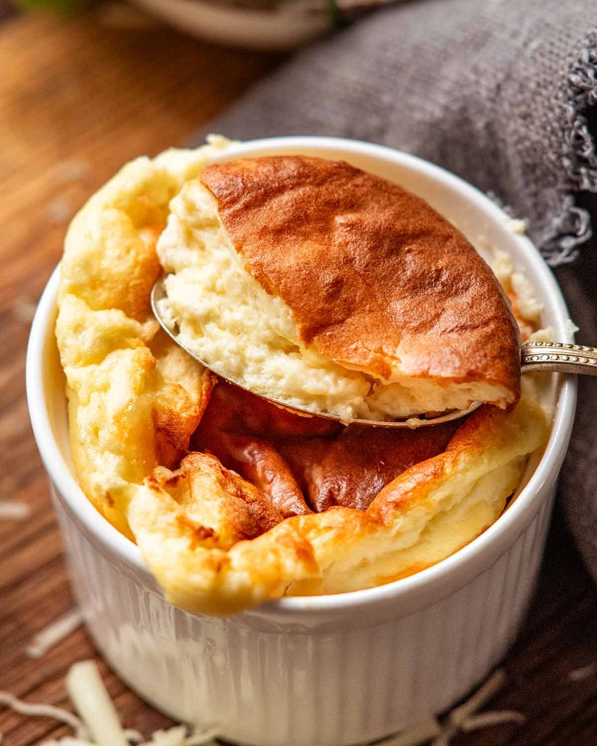 Cheese soufflé (soufflé au fromage)